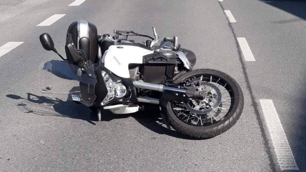 U Čerčan se srazilo auto s motorkou, řidič auta nadýchal 2,7 promile